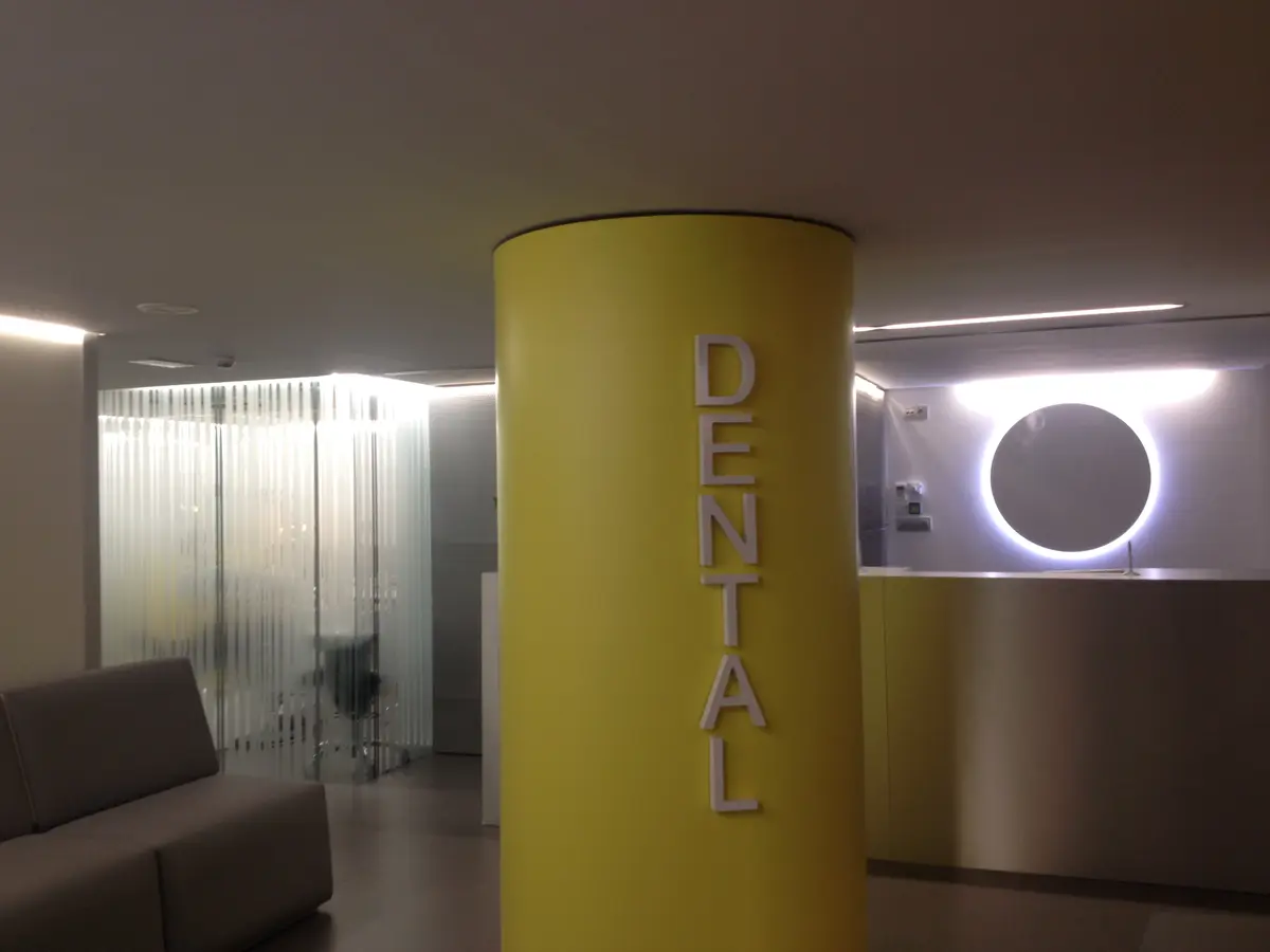 Recepción con la columna amarilla «Dental».