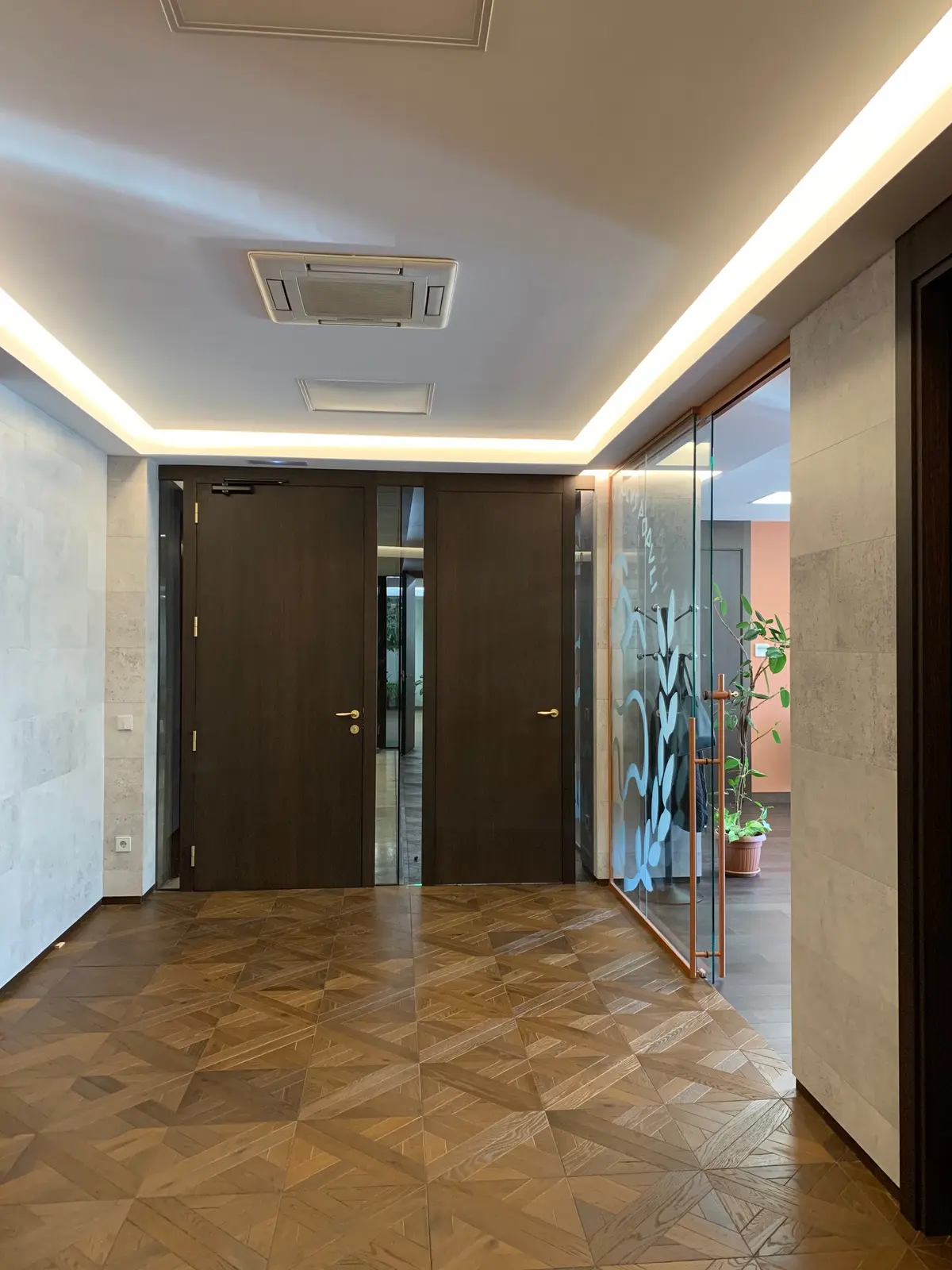 Recepción con puertas de madera oscura.