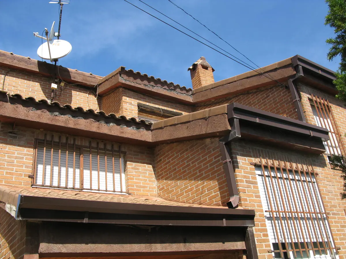 La fachada de ladrillo antes de la obra.